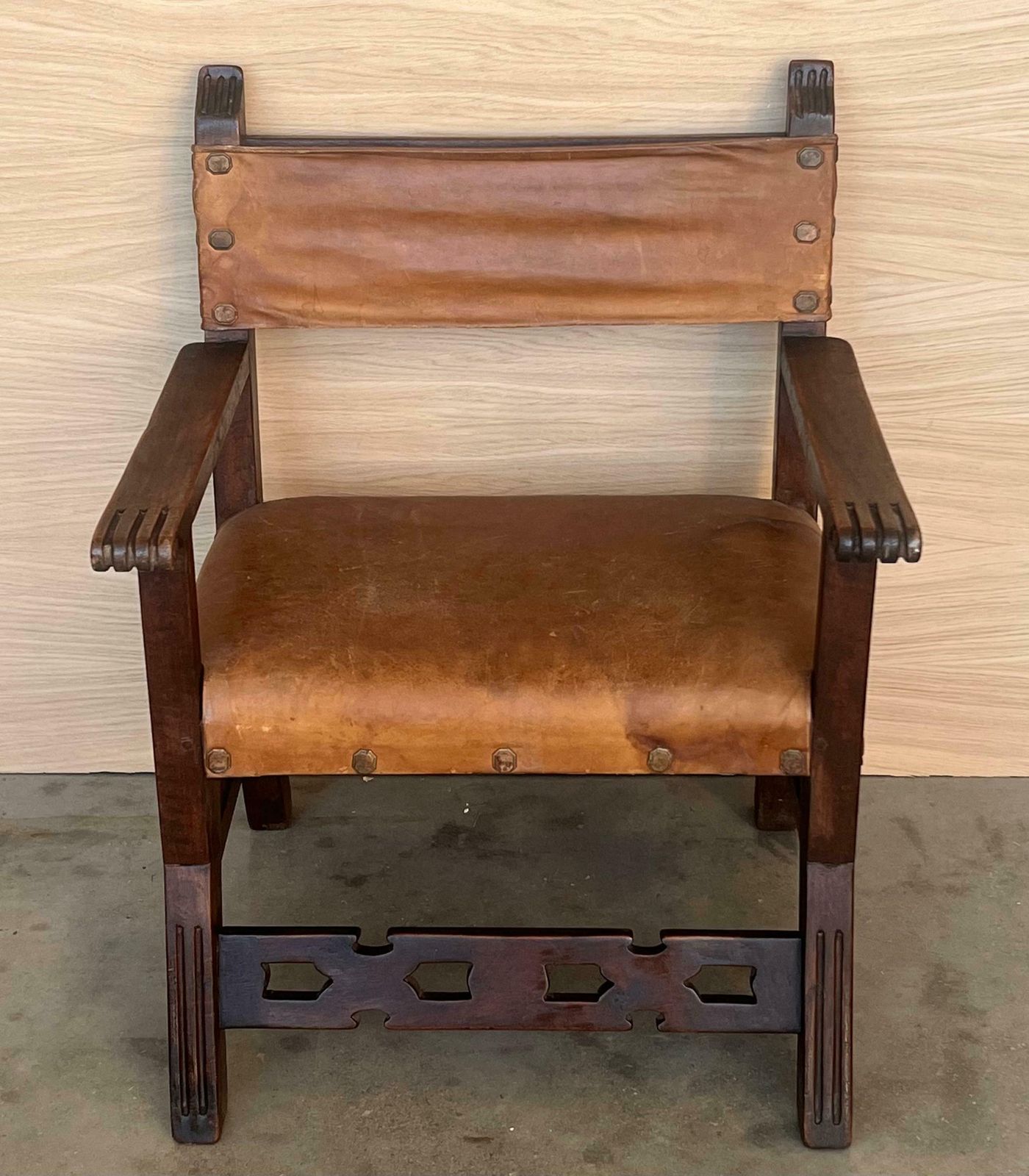 Paire de fauteuils coloniaux espagnols sculptés, assise et dossier en cuir, XIXe siècle photo Mobilier