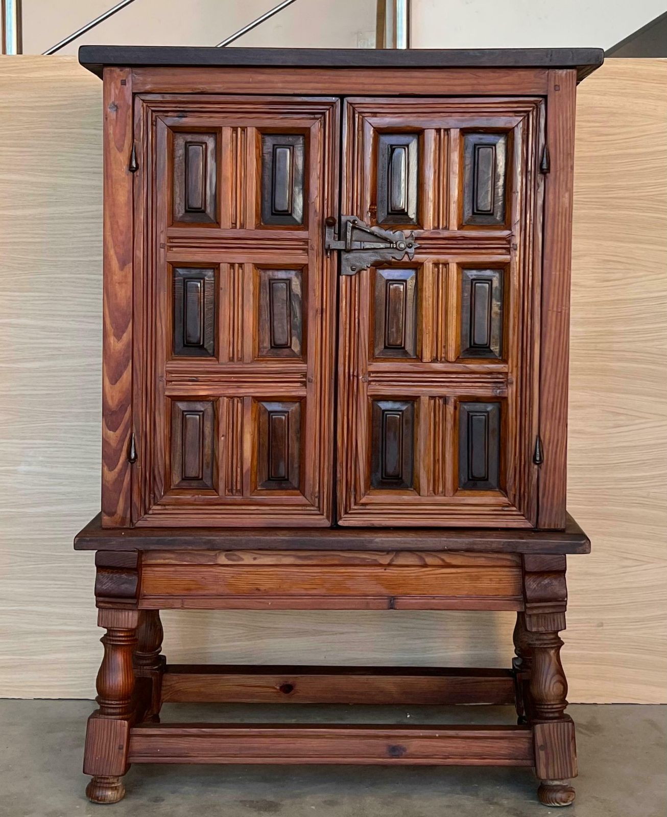 Cabinet bar espagnol de style baroque en noyer sculpté, années 1940 photo Mobilier