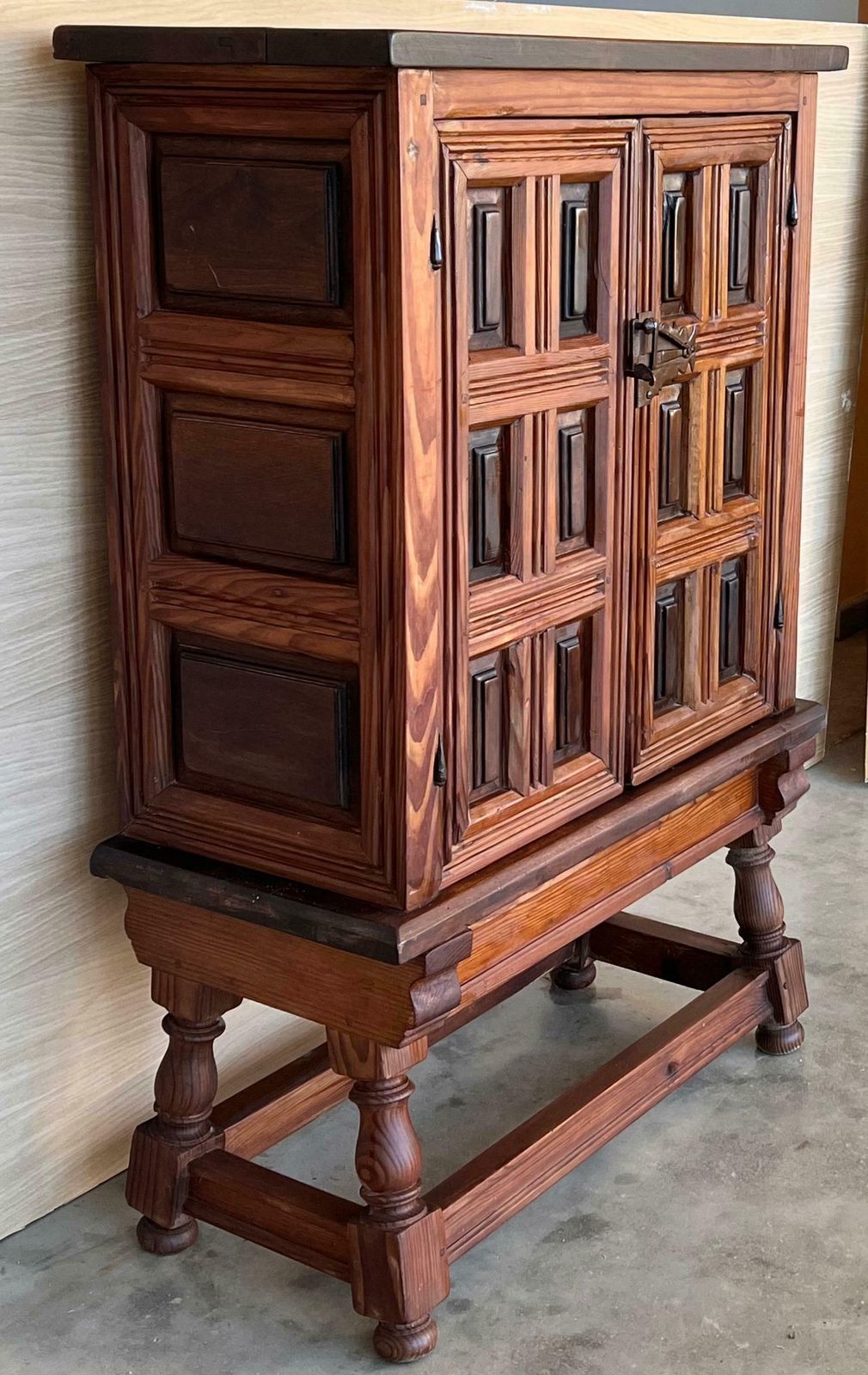 Cabinet bar espagnol de style baroque en noyer sculpté, années 1940 photo vinterior