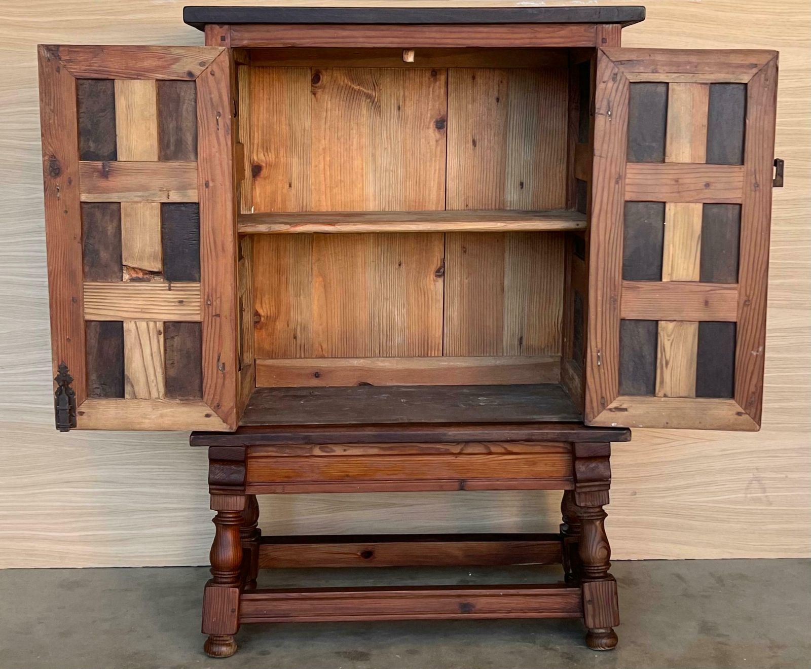 photo for sale Cabinet bar espagnol de style baroque en noyer sculpté, années 1940