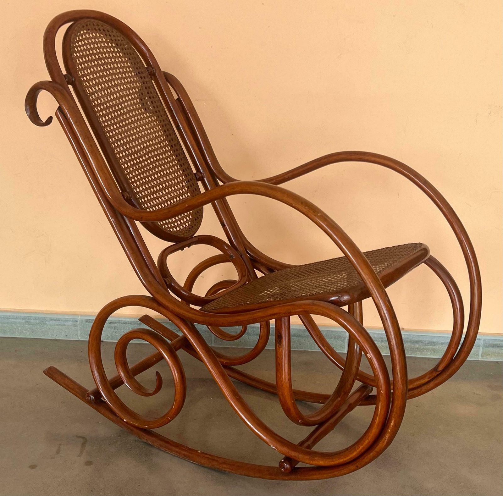 Paire de rocking-chairs en bois courbé, assise et dossier en cannage photo vinterior