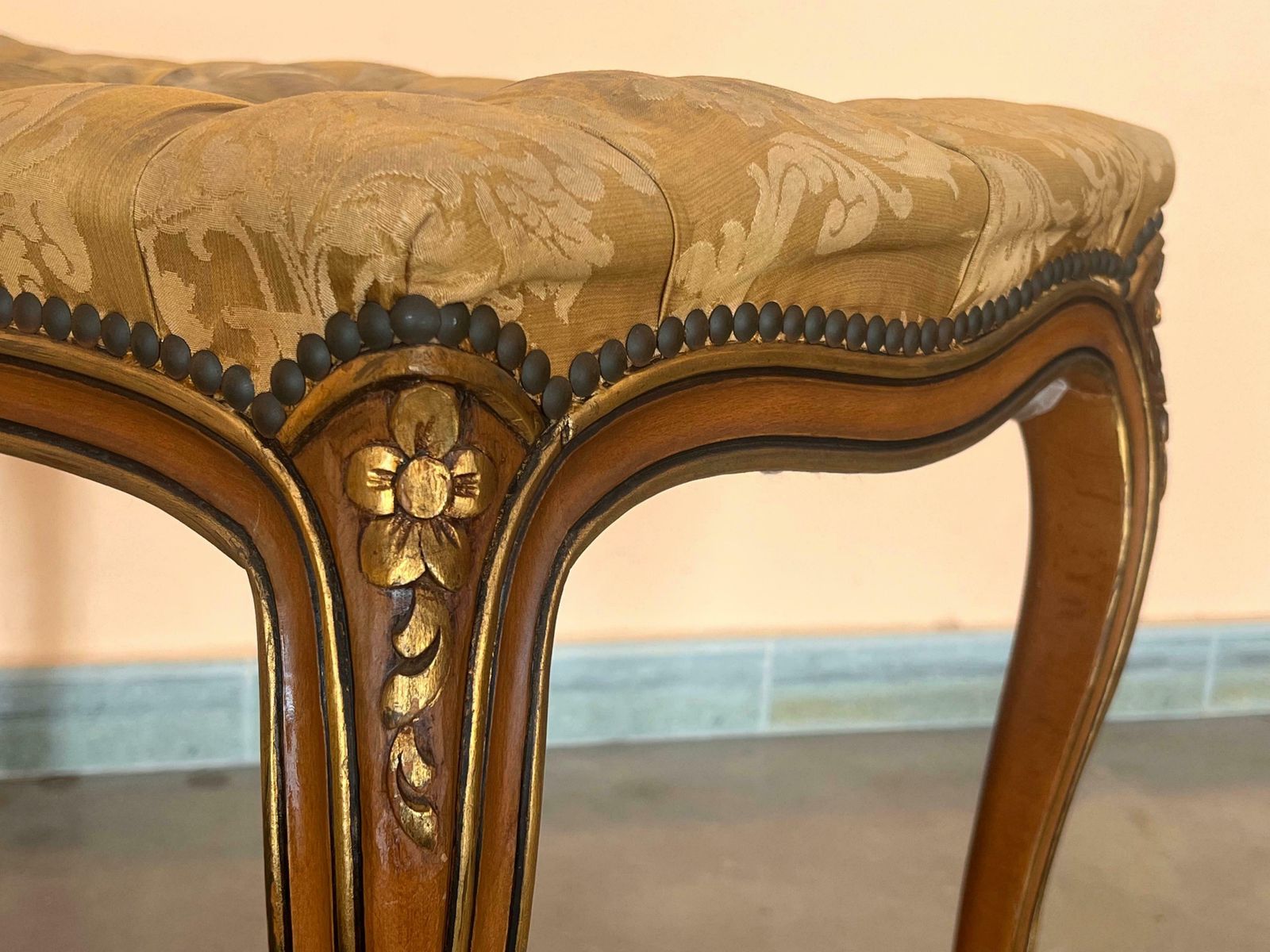 Mobilier Paire de banquettes françaises capitonnées à pieds en cabriole photo