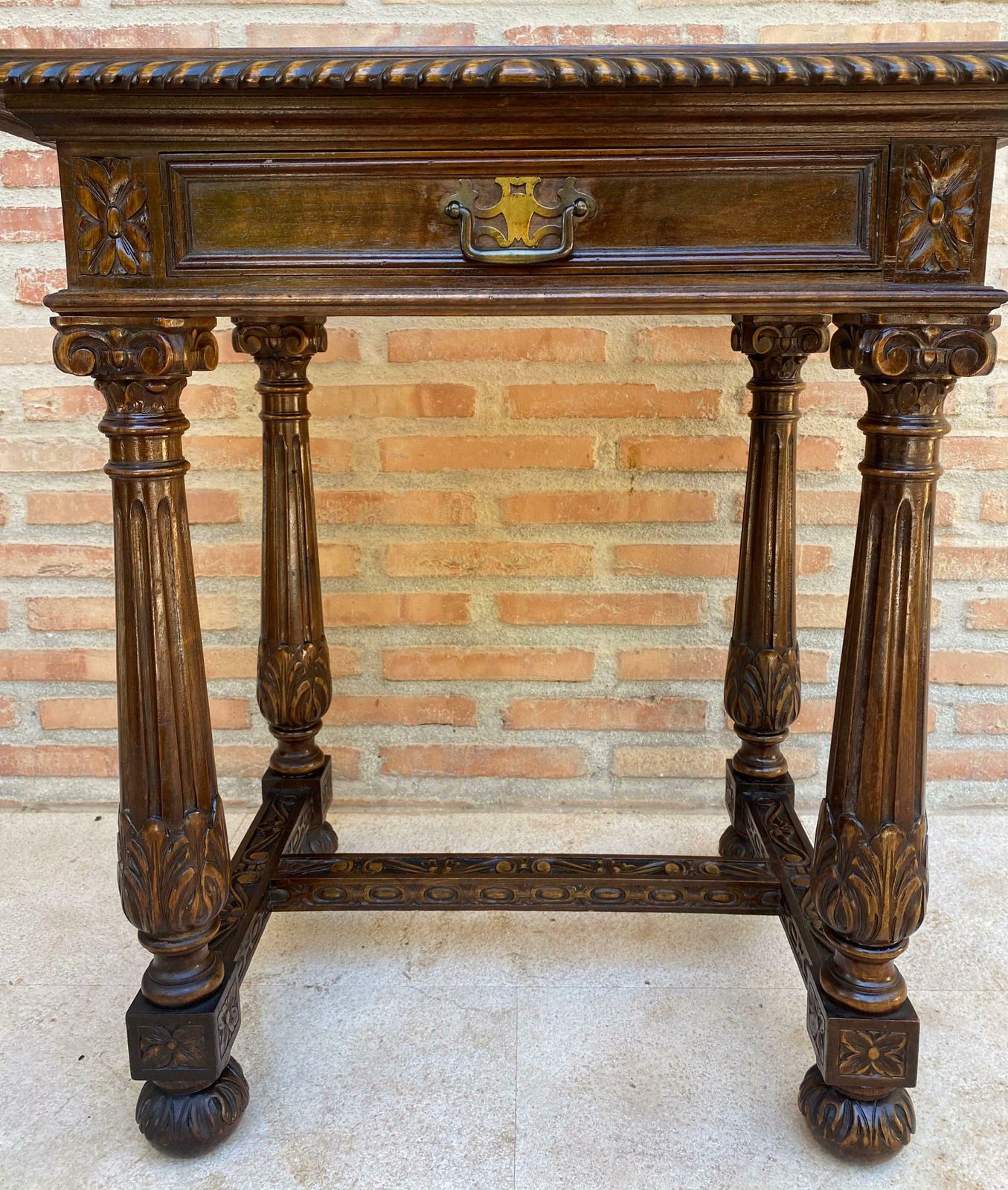 Table d'appoint espagnole en noyer sculpté, avec un tiroir, début du XXe siècle, années 1940 photo furniture
