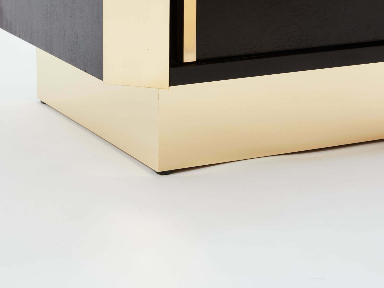 photo furniture Paire de tables de chevet italiennes en chêne ébonisé et laiton, années 1970