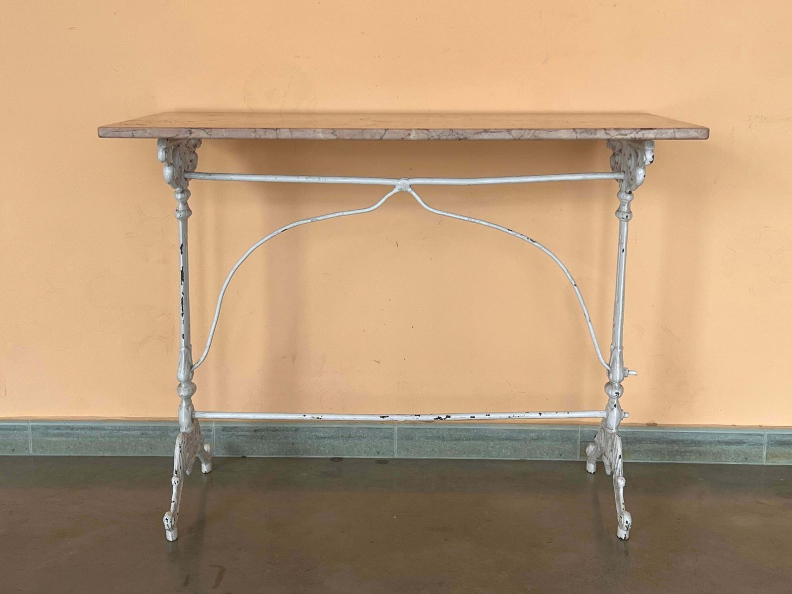 Table de bistrot française en fonte pleine avec plateau en marbre rose photo furniture