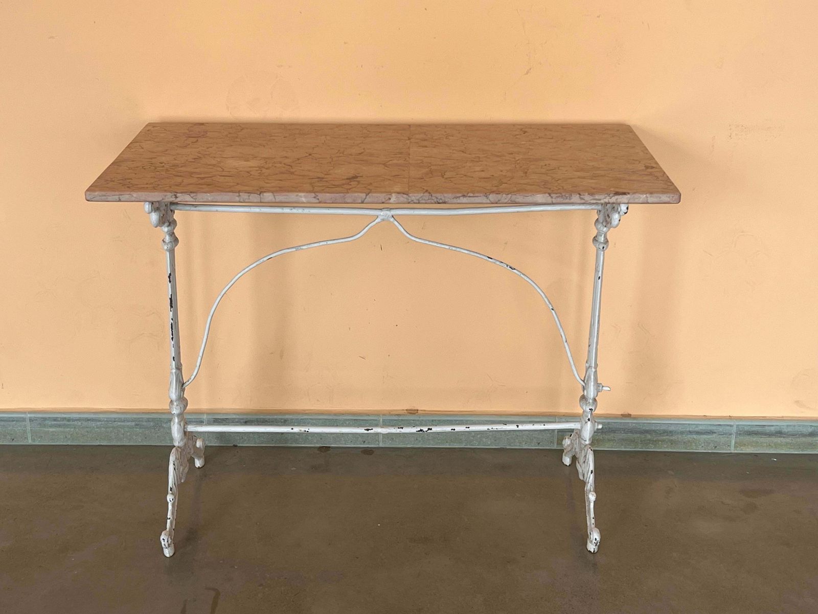 Table de bistrot française en fonte pleine avec plateau en marbre rose photo for sale