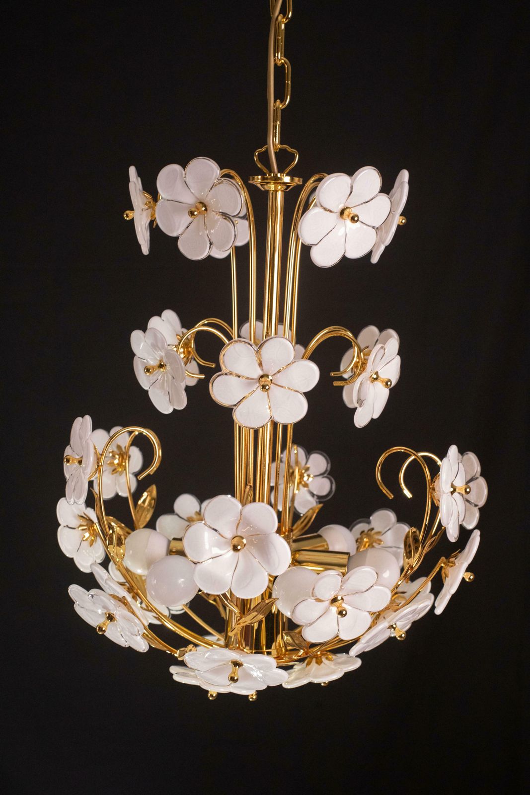 Spectacular Murano Chandelier Full Of White Flowers, New Bath Gold, 1980s photo vinterior