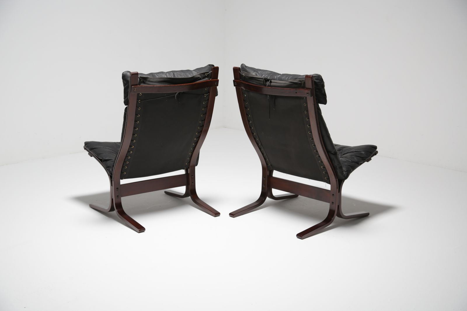 Paar Zwartleren Lounge Stoelen Met Voetenbank "Siesta" Van Ingmar Relling Voor Westnofa, Noorwegen, Jaren 1960. photo vinterior