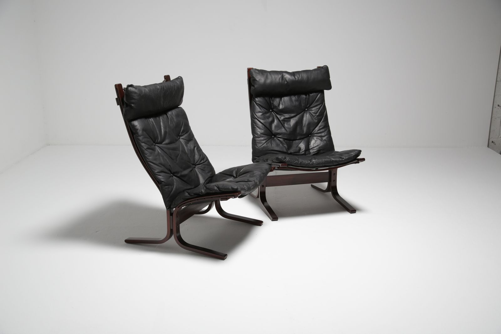 Paar Zwartleren Lounge Stoelen Met Voetenbank "Siesta" Van Ingmar Relling Voor Westnofa, Noorwegen, Jaren 1960. photo vintage