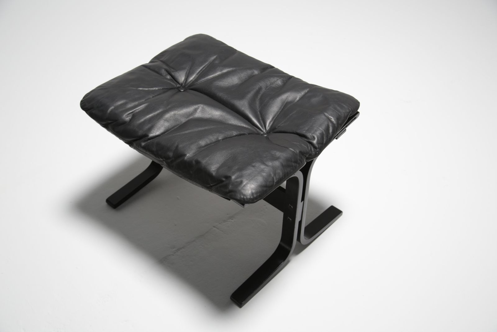 photo furniture Paar Zwartleren Lounge Stoelen Met Voetenbank "Siesta" Van Ingmar Relling Voor Westnofa, Noorwegen, Jaren 1960.