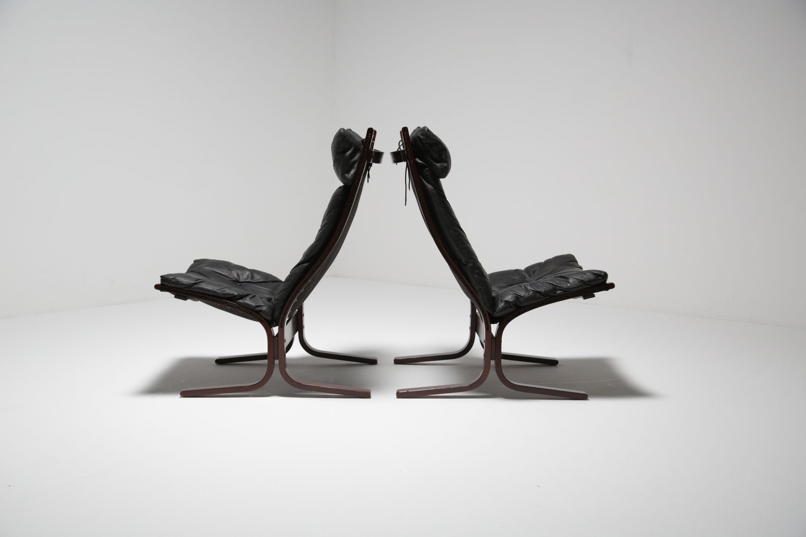 photo for sale Paar Zwartleren Lounge Stoelen Met Voetenbank "Siesta" Van Ingmar Relling Voor Westnofa, Noorwegen, Jaren 1960.
