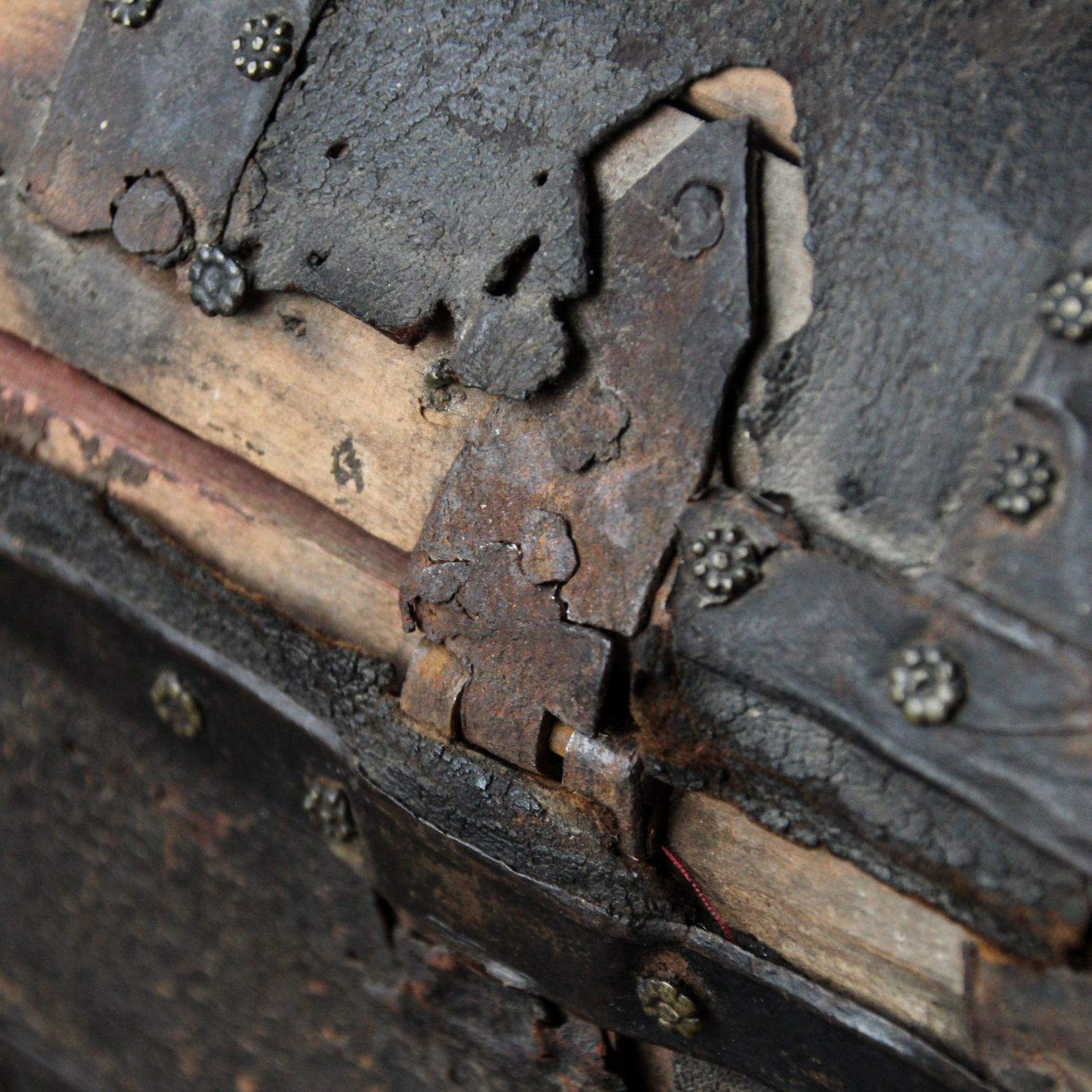 photo furniture Antique 16th Century Leather Bound Wooden Casket Or Coffret, Spanish