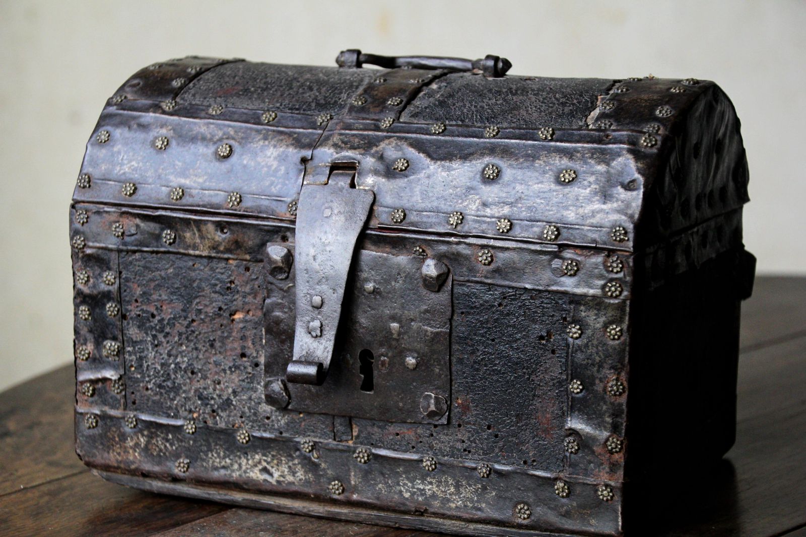 Antique 16th Century Leather Bound Wooden Casket Or Coffret, Spanish photo vinterior