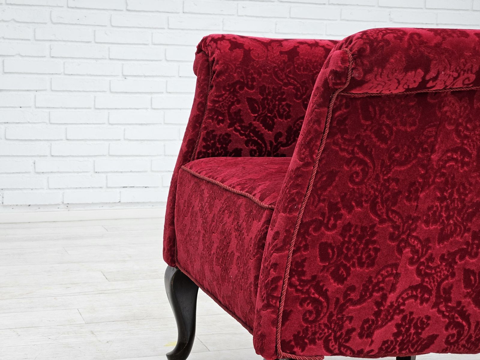 photo vinterior Ca. Jaren 1950, Paar Deense Lounge Fauteuils, Rood Katoen/Wollen Stof, Beukenhout.