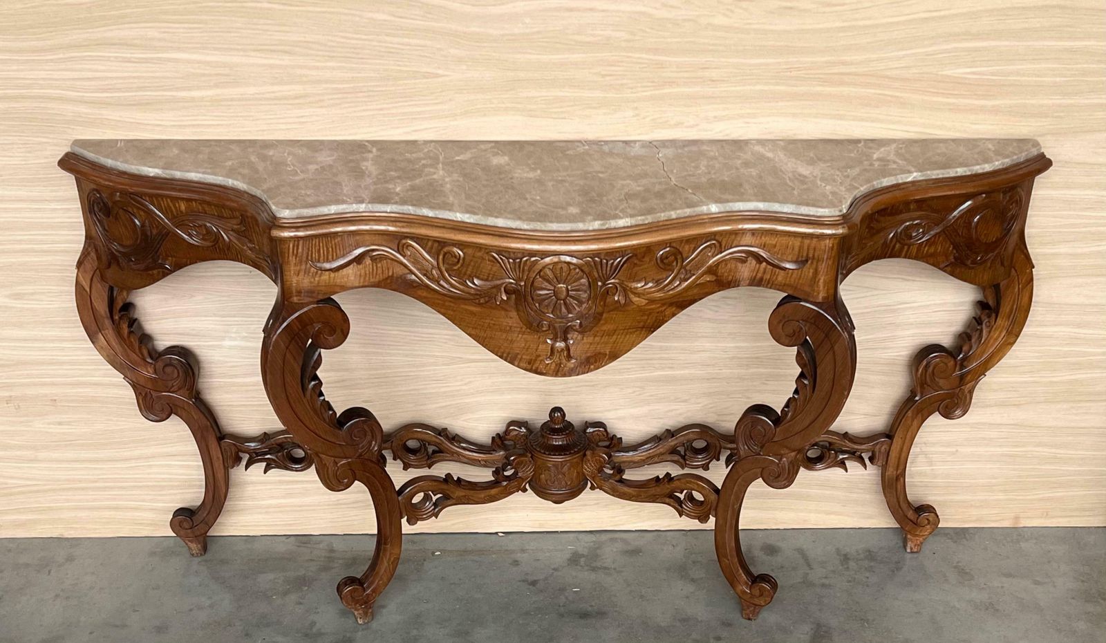 Grande console de style Régence française en noyer sculpté aux bords dorés photo vinterior