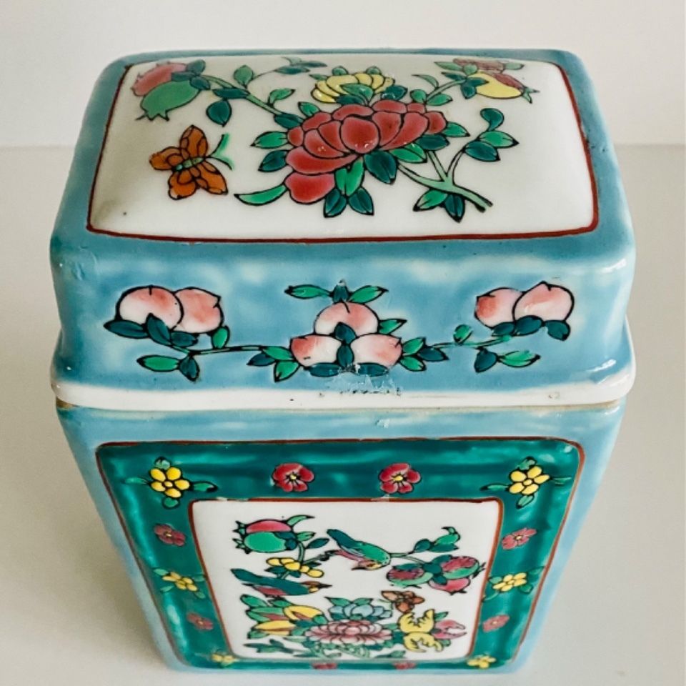 Oosterse Chinese Gedekte Pot, Rechthoekig, Met Handgeschilderde Bloemen photo furniture