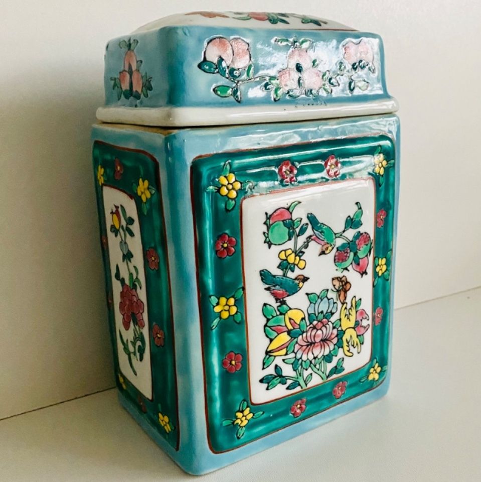 Oosterse Chinese Gedekte Pot, Rechthoekig, Met Handgeschilderde Bloemen photo for sale