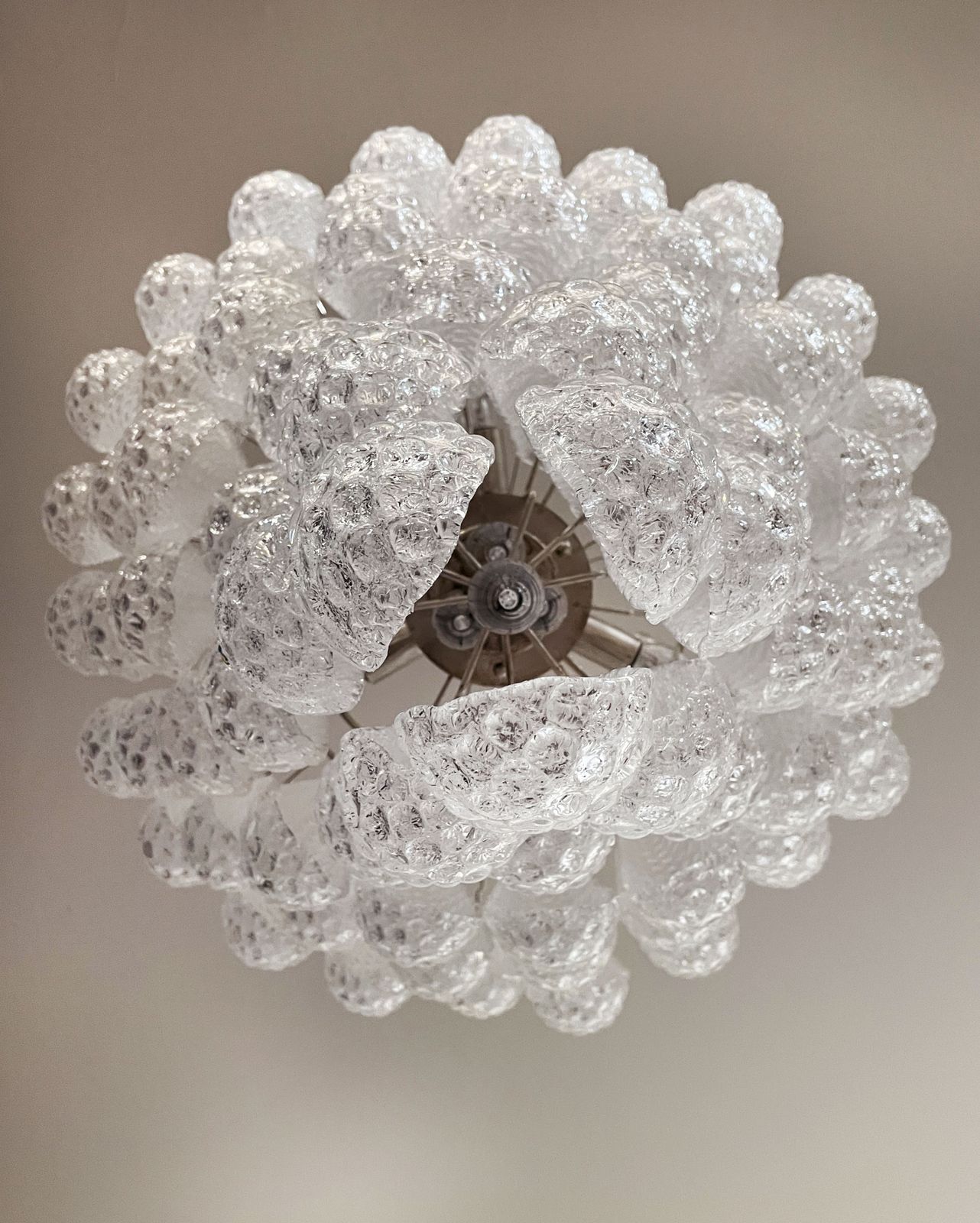 photo vinterior Huge Italian Vintage Murano Glass Chandelier   75 Glass Petals Drop