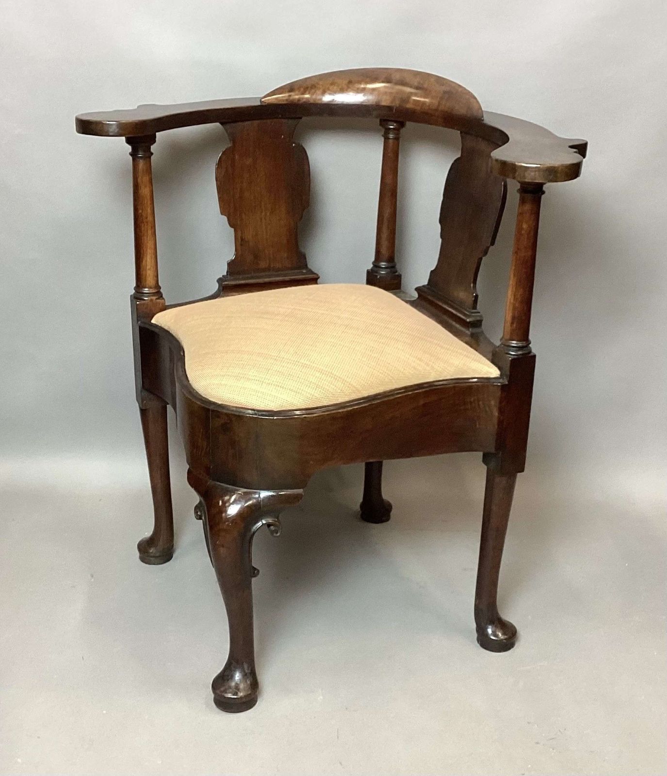 photo furniture Exceptional George I Walnut Corner Chair