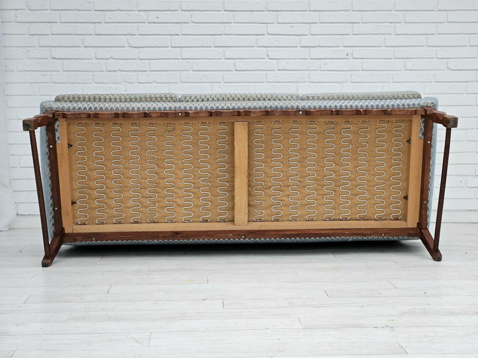 photo vintage 1970s, Danish 3 Seater Sofa, Original Good Condition, Velour, Oak Wood.