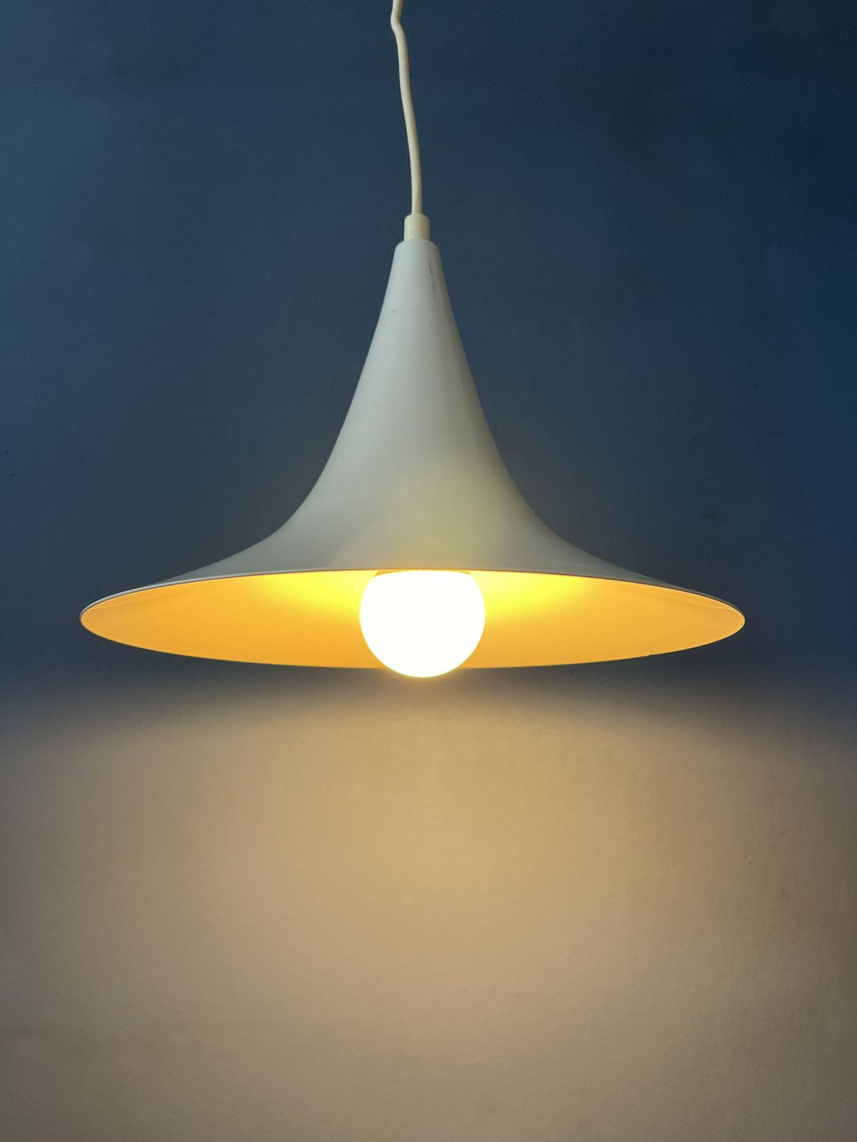 Mid Century Witte Space Age Heksenhoed Hanglamp photo 193.0