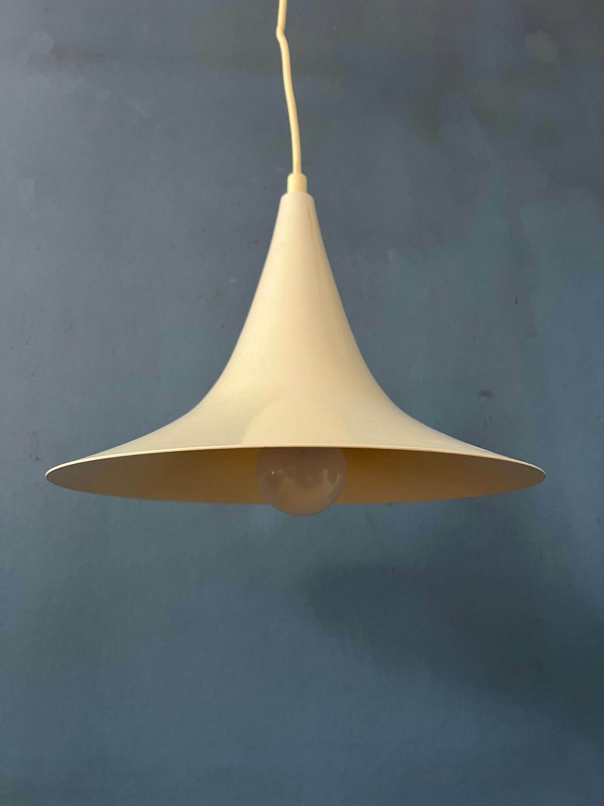 Mid Century Witte Space Age Heksenhoed Hanglamp photo vintage