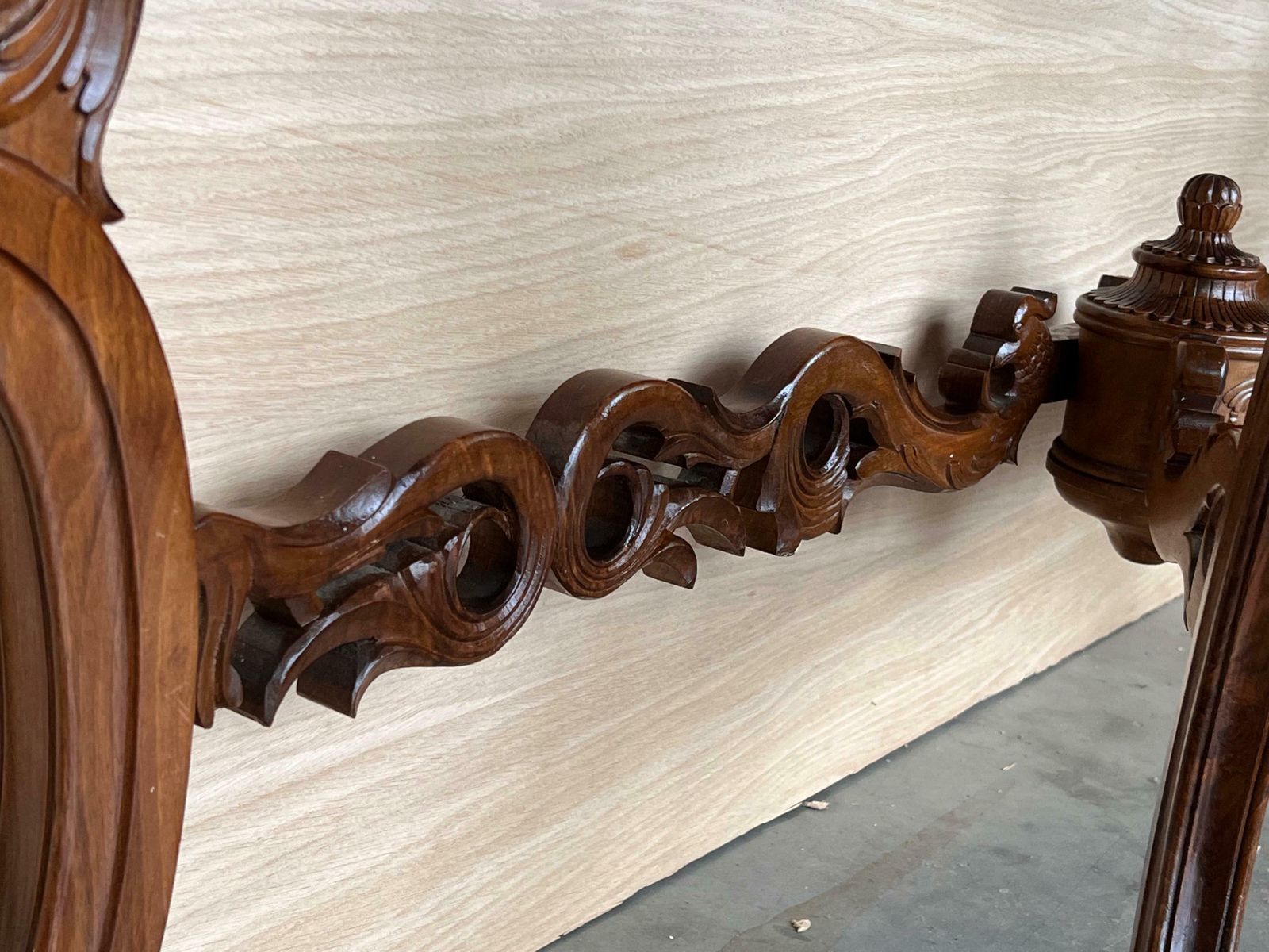 Mobilier Grande console de style Régence française en noyer sculpté aux bords dorés photo
