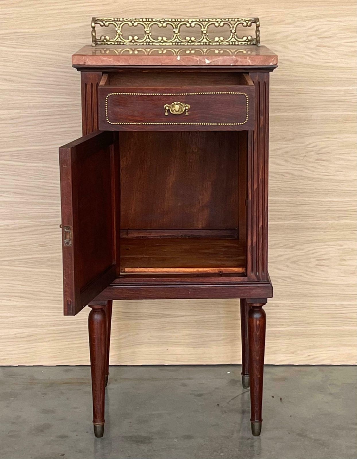 Paire de tables de chevet italiennes en marqueterie, crête en bronze, tiroirs et portes photo vinterior