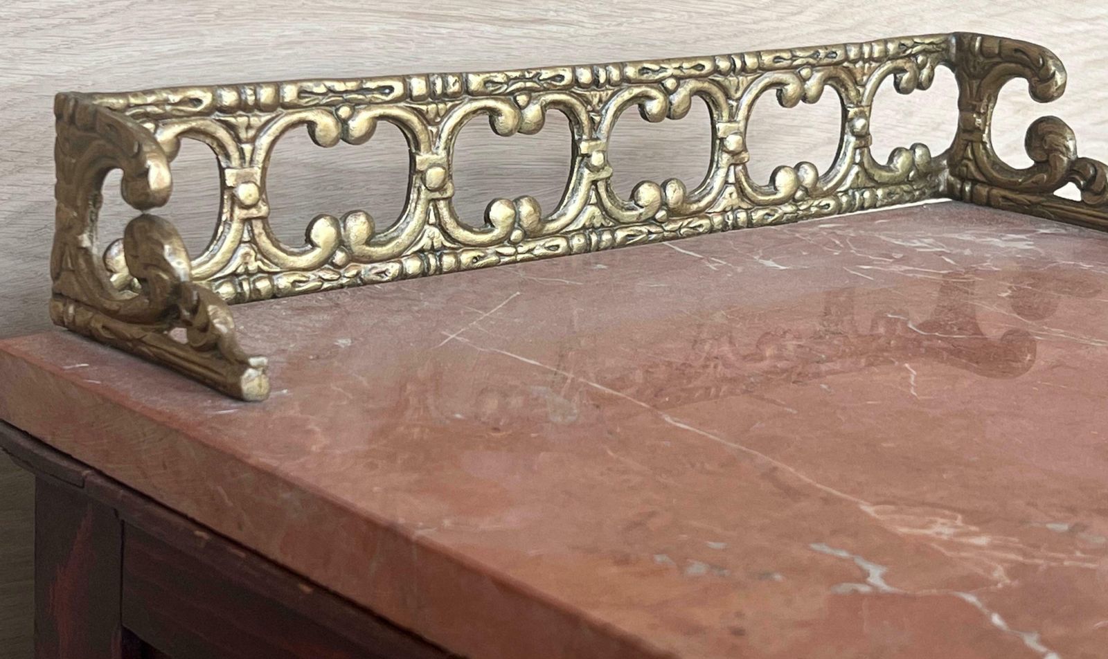 Mobilier Paire de tables de chevet italiennes en marqueterie, crête en bronze, tiroirs et portes photo