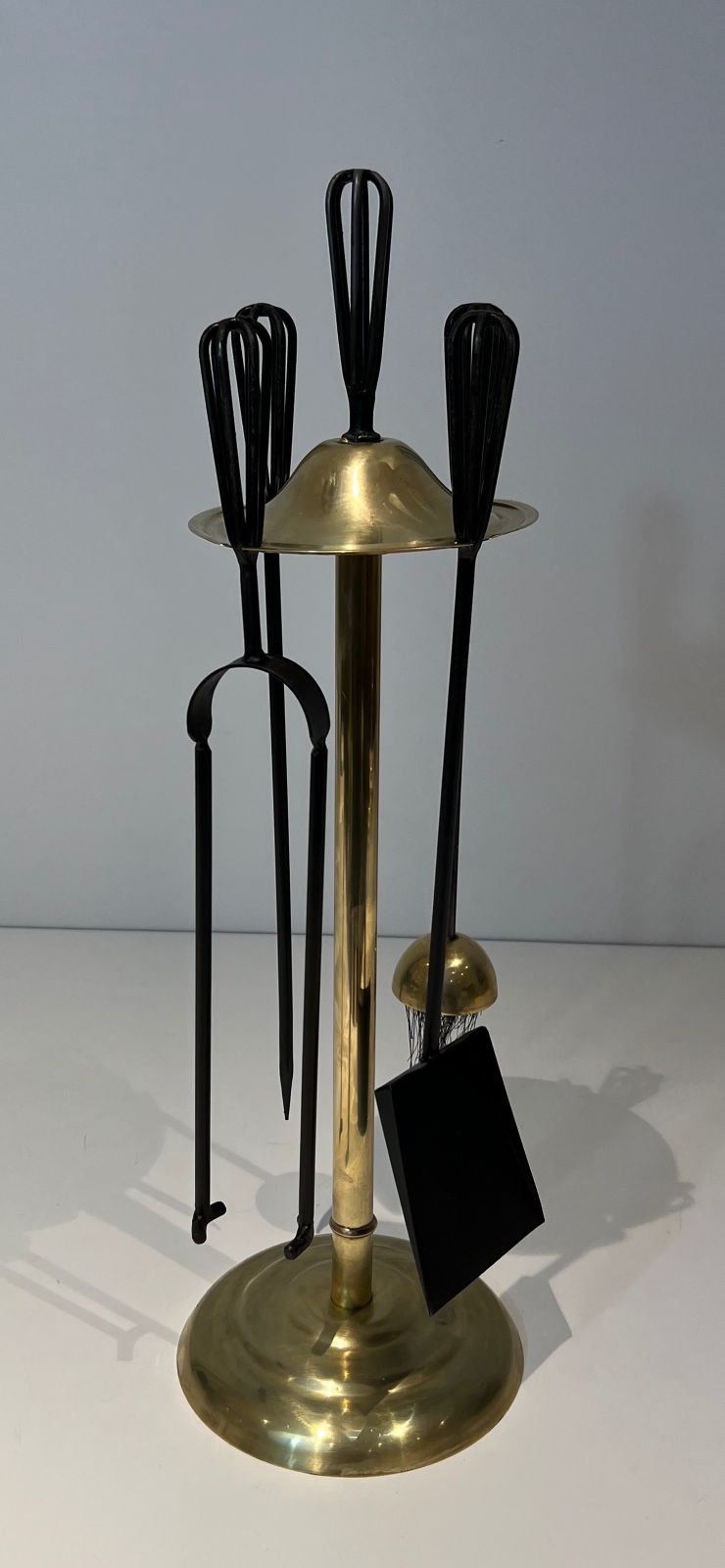 photo vintage Design Fire Kit In Lacquered Metal And Brass