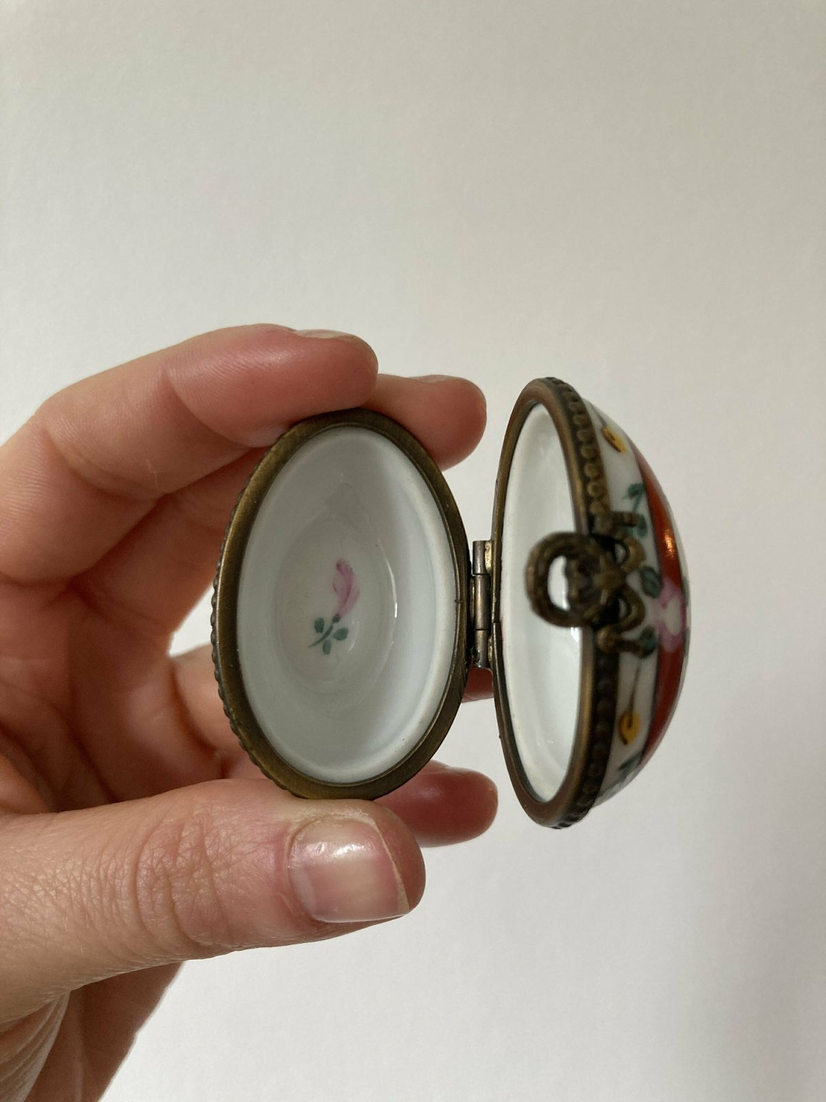 photo furniture Limoges France Peint Main Porcelain Mini Trinket Jewelry Box Egg Shape Hand Painted Flowers And Leaves