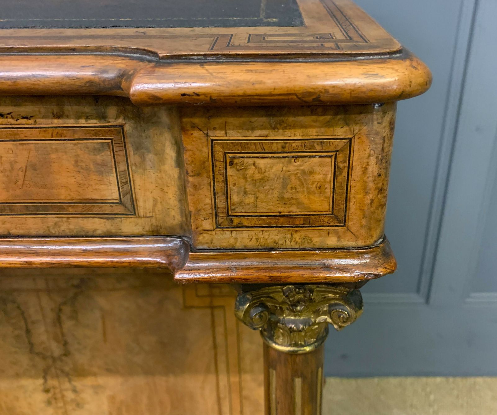 photo vinterior Victorian Inlaid Burr Walnut Davenport