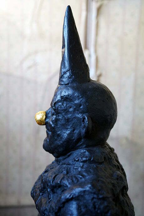Beth Carter; Standing Clown; Black Resin; Edition 3/15 photo vinterior