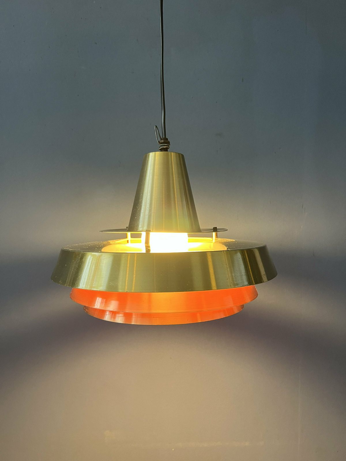 Mid Century Oranje Deense Stijl Messing Hanglamp photo Verlichting