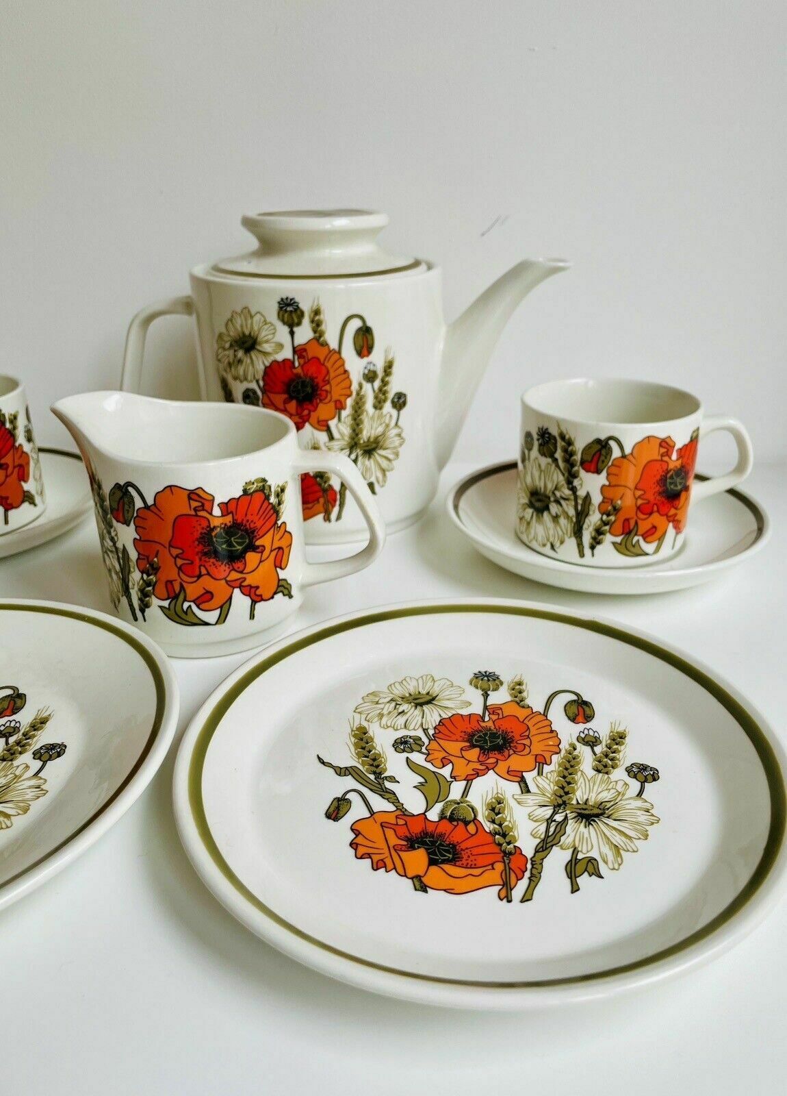 photo furniture J&G Meakin Studio "Poppy" Tea Pot & Milk Jug, 2 Cups & Saucers, 2 Tea Plates
