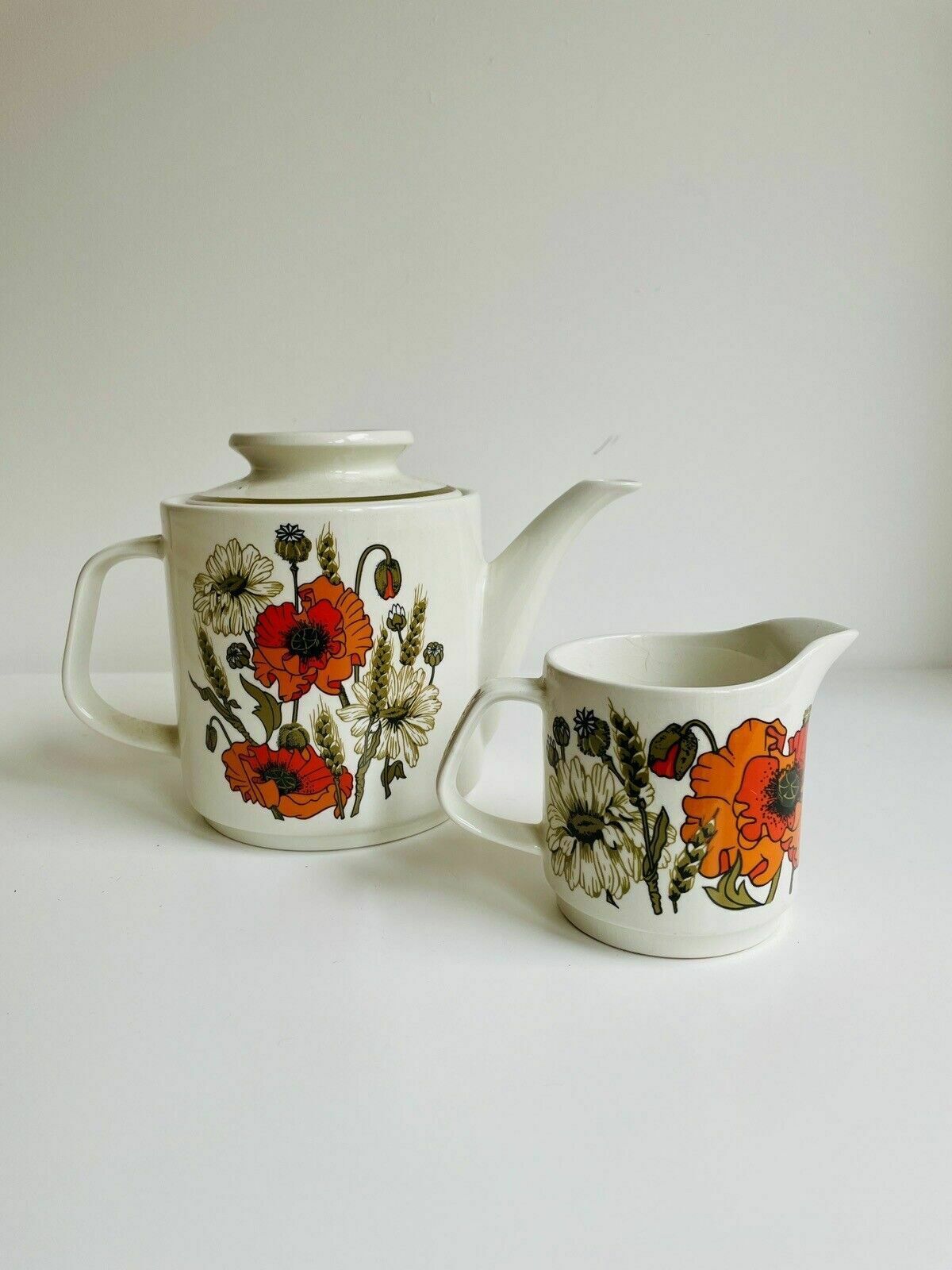 photo vintage J&G Meakin Studio "Poppy" Tea Pot & Milk Jug, 2 Cups & Saucers, 2 Tea Plates