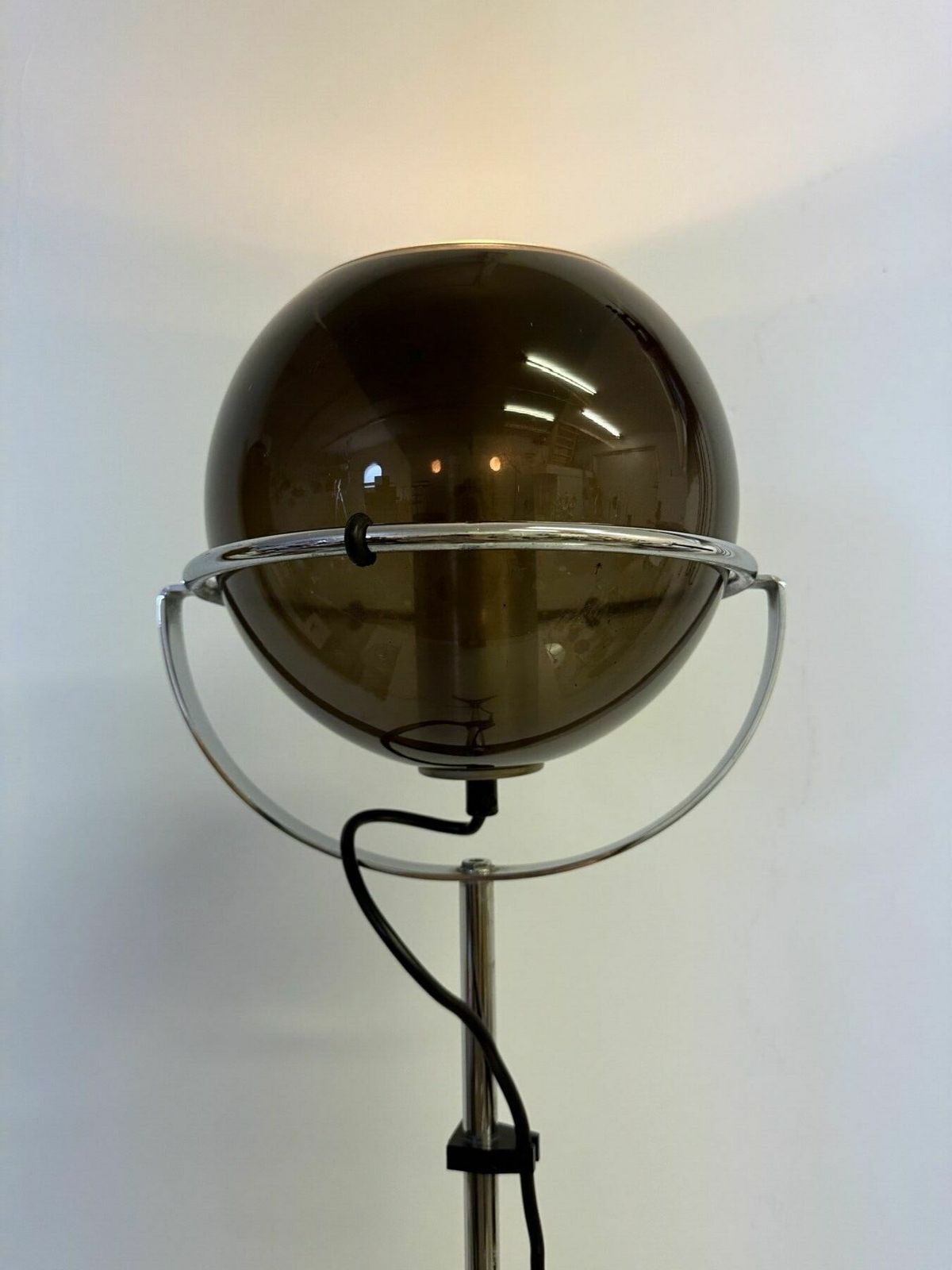 photo for sale Raak Globe Vloerlamp Van Frank Ligtelijn, Jaren 1960