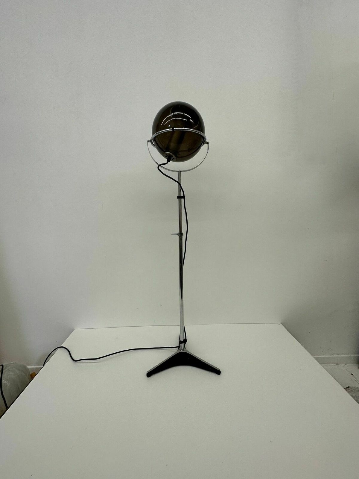 902.0 Raak Globe Vloerlamp Van Frank Ligtelijn, Jaren 1960 photo