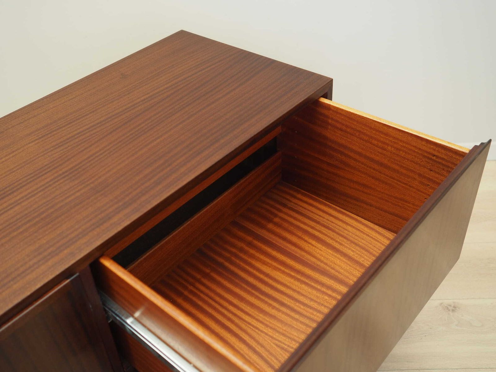 photo buy Ladekast Met Mahoniefineer, Deens Design, Jaren 1970