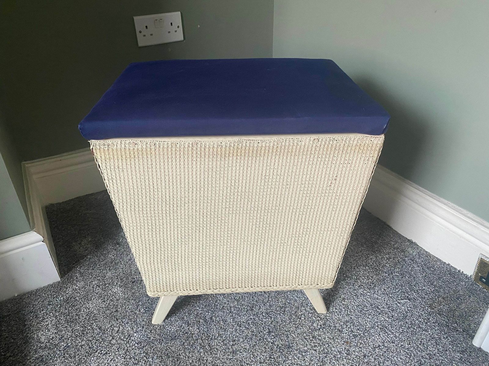 photo furniture Lloyd Loom Style Linen Basket Ottoman Storagetrunk Wash Basket