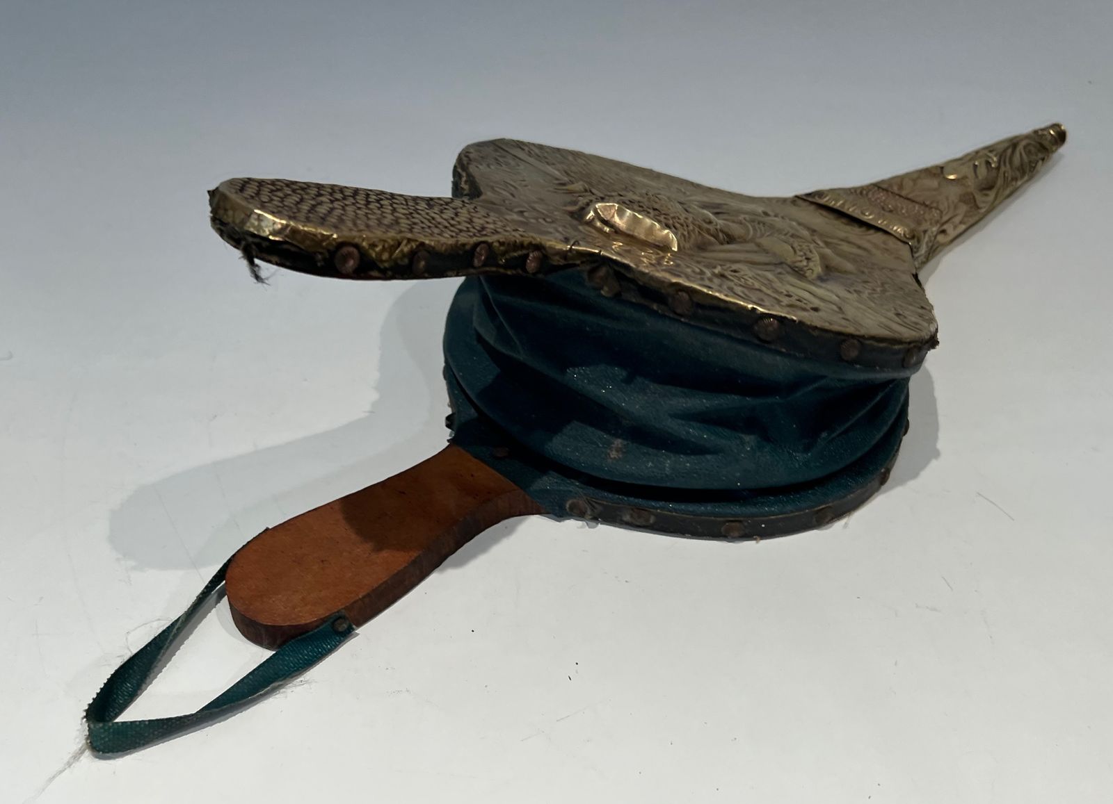 photo vinterior Fireplace Bellows In Repoussé Brass With The Effigy Of A Woman