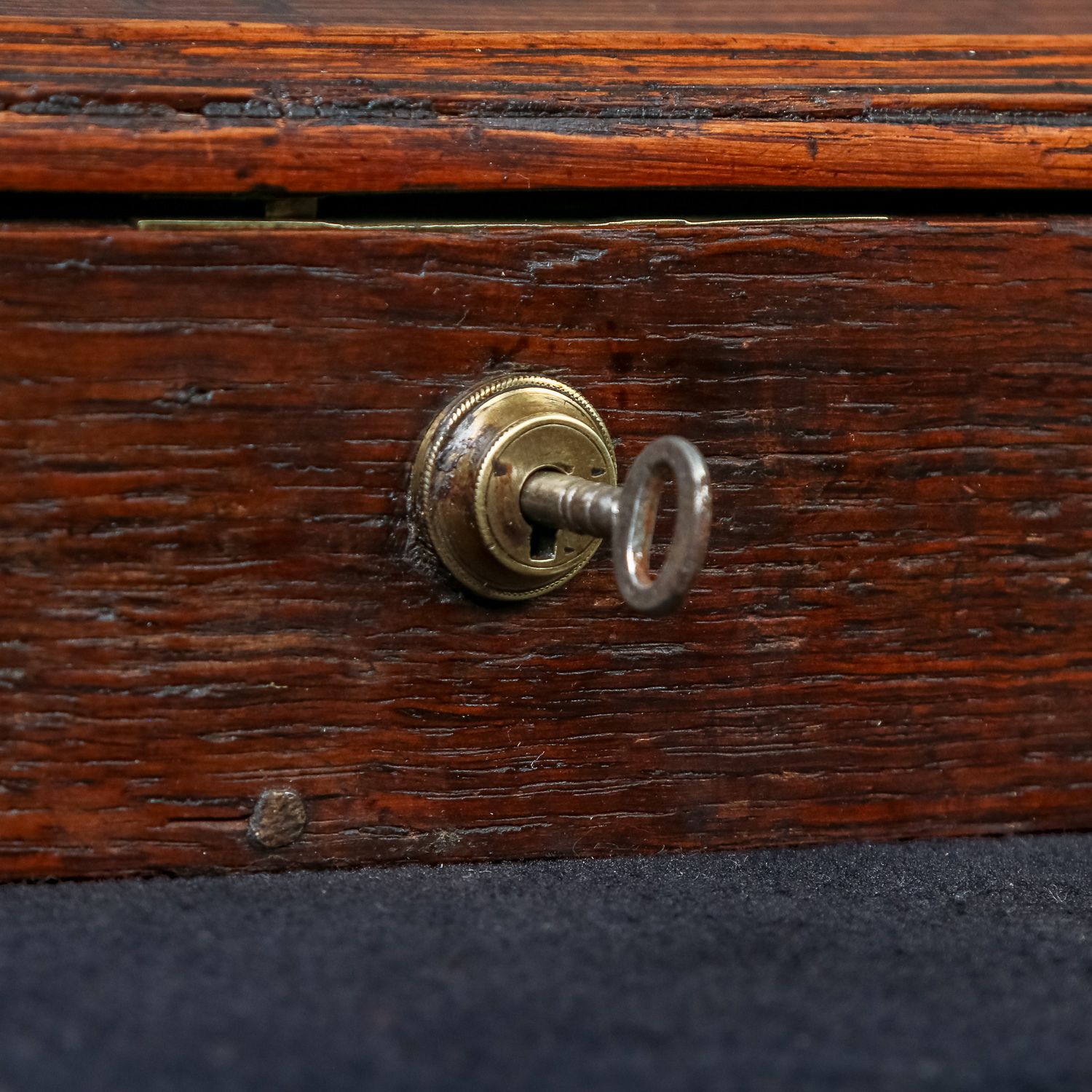photo vinterior Small English 18th Century Georgian Oak Sloped Writing / Stationery / Letter Box / Chest (Circa 1790)