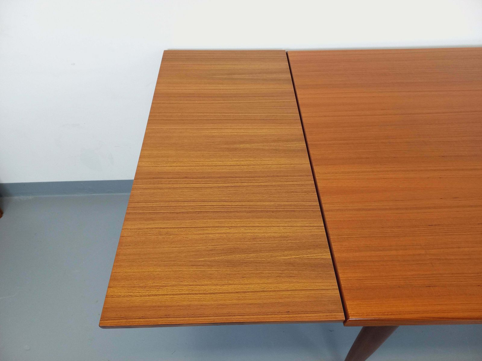 photo vinterior Scandinavian Rectangular Table With Round Teak Legs