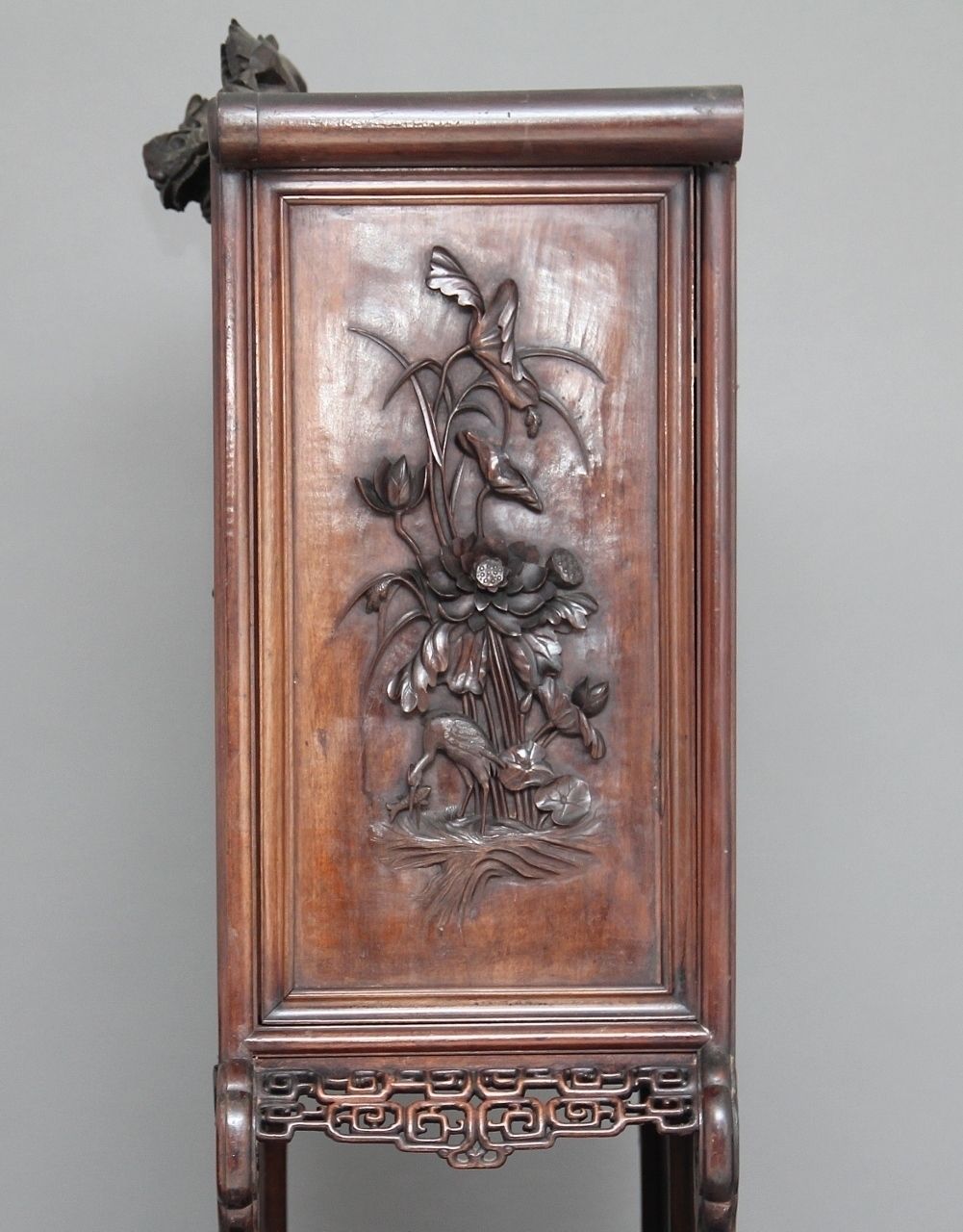 photo vinterior 19th Century Chinese Cabinet