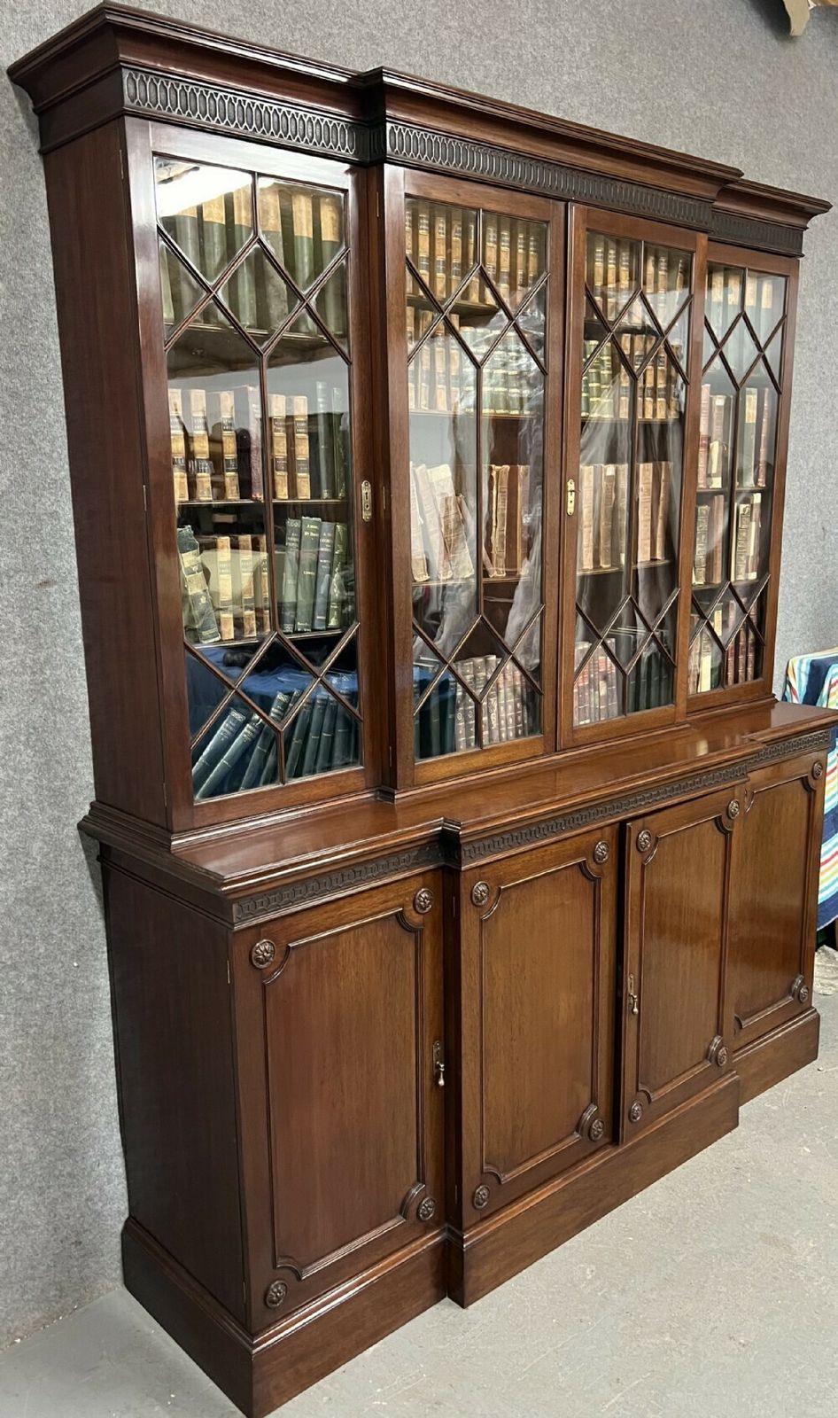 photo furniture Mahogany Chippendale Style Breakfront Bookcase