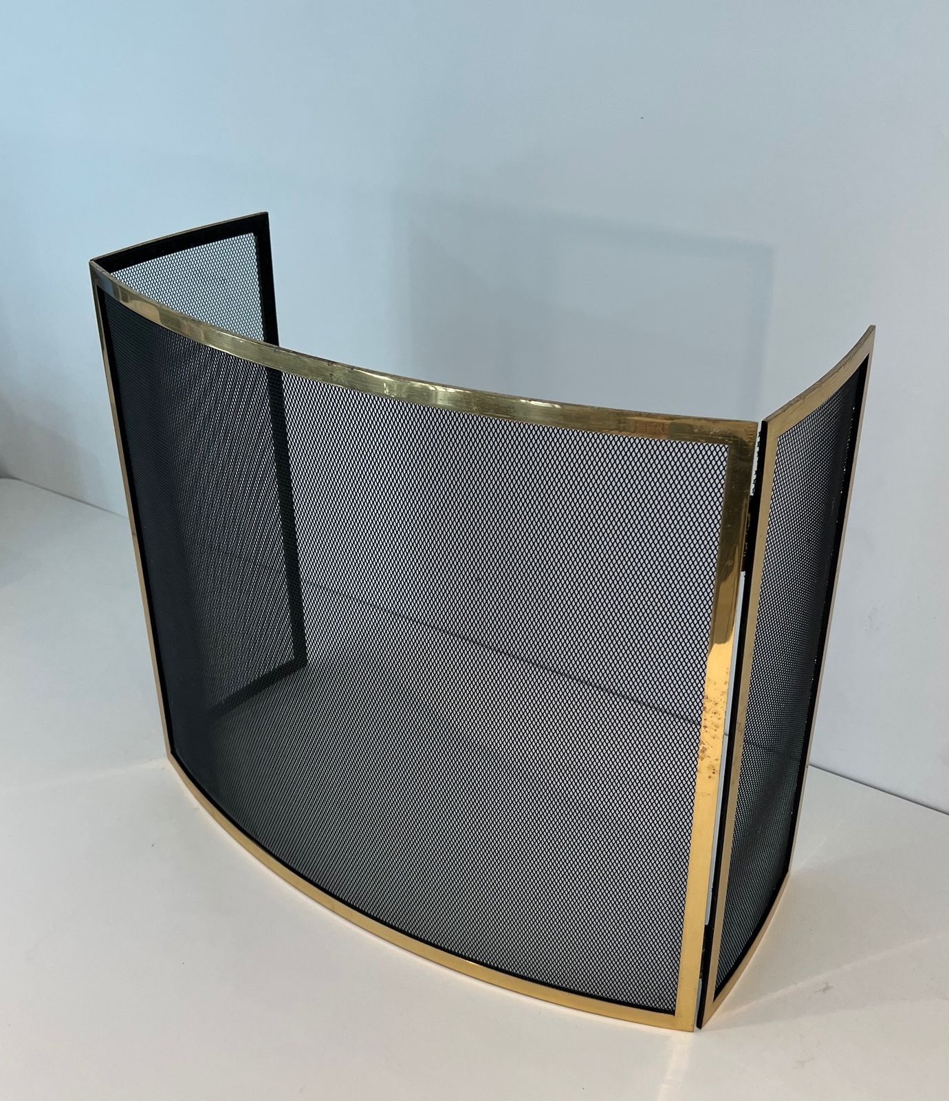 Curved Brass Firewall And Wire Mesh photo 980.0
