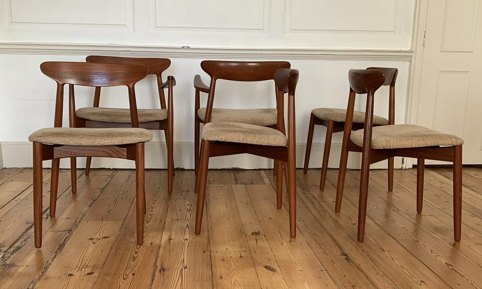 photo vinterior Excellent Set Of Six Harry østergaard Teak Model 59 Dining Chairs With 2 Carvers