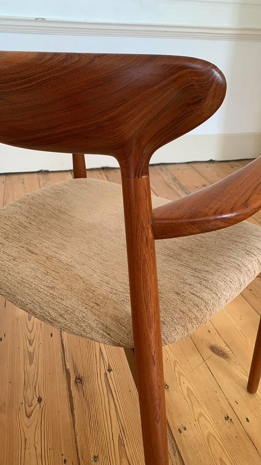 photo vintage Excellent Set Of Six Harry østergaard Teak Model 59 Dining Chairs With 2 Carvers