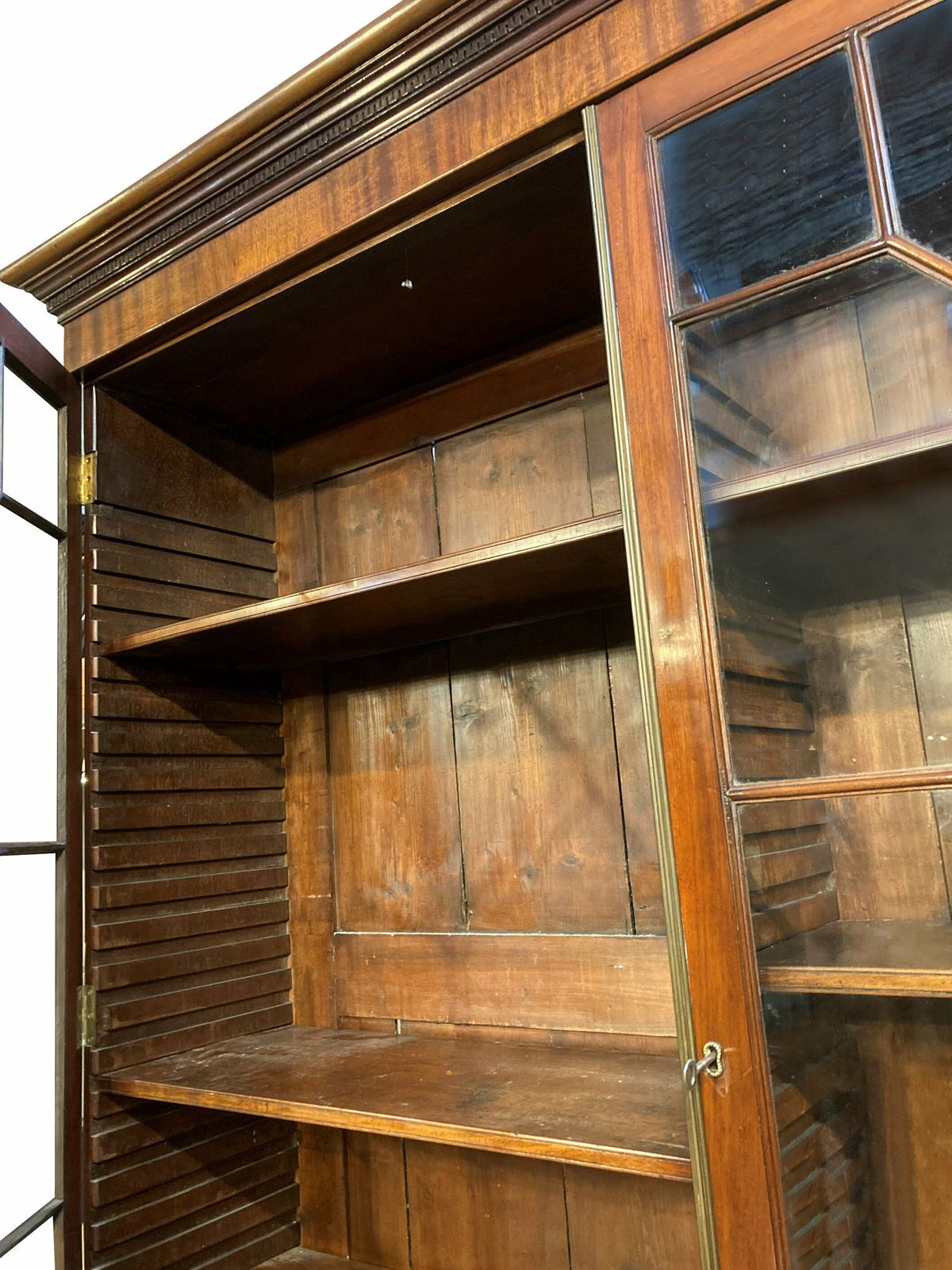 photo vinterior A Large English George III Mahogany Bookcase