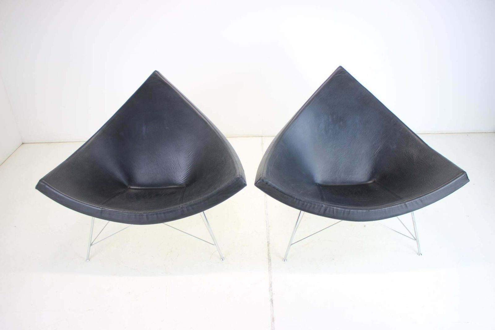 photo furniture Set Of Two Leather Original George Nelson Coconut Chairs, Vitra
